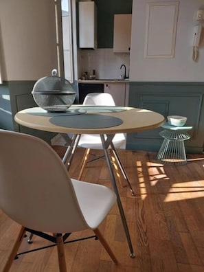 Comfort Apartment, City View | Dining room