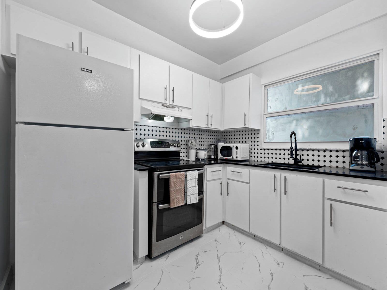 ثلاجة، ميكروويف، فرن، موقد طهي مسطح