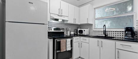 Refrigerador, microondas, horno, placa de cocina