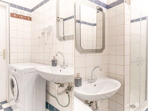 Basic Apartment | Bathroom | Shower, free toiletries, hair dryer, towels - Charming 3BR Apt in Central Vienna (Vienna)