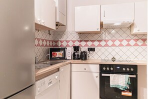 เบสิกอพาร์ทเมนท์ | ครัวส่วนตัว | ตู้เย็น, ไมโครเวฟ, เตาอบ, เตาประกอบอาหาร