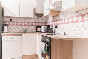 Basic Apartment | Private kitchen | Fridge, microwave, oven, stovetop - Charming 3BR Apt in Central Vienna (Vienna)