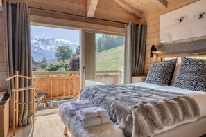 5 bedrooms, iron/ironing board, travel cot, WiFi