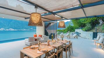 Villa, vistas al lago | Ropa de cama de alta calidad y edredones de plumas