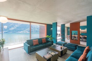 Villa, uitzicht op meer | Woonruimte | Een 30-inch flatscreentelevisie met digitale zenders