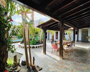 Outdoor dining - Spacious Apartment in Green Oasis | Casa Cocolores (Villaverde)
