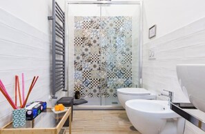 Shower, jetted bath, hair dryer, bidet - Sixty one luxury room Apartment 100 sqm.,central, in prestigious area. (Roma)