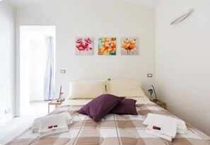 2 bedrooms, iron/ironing board, travel cot, free WiFi