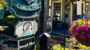 Puinen kyltti, jossa on kompassi, muistolaatta ja nimikyltti, ja jossa lukee Joseph Ellen.