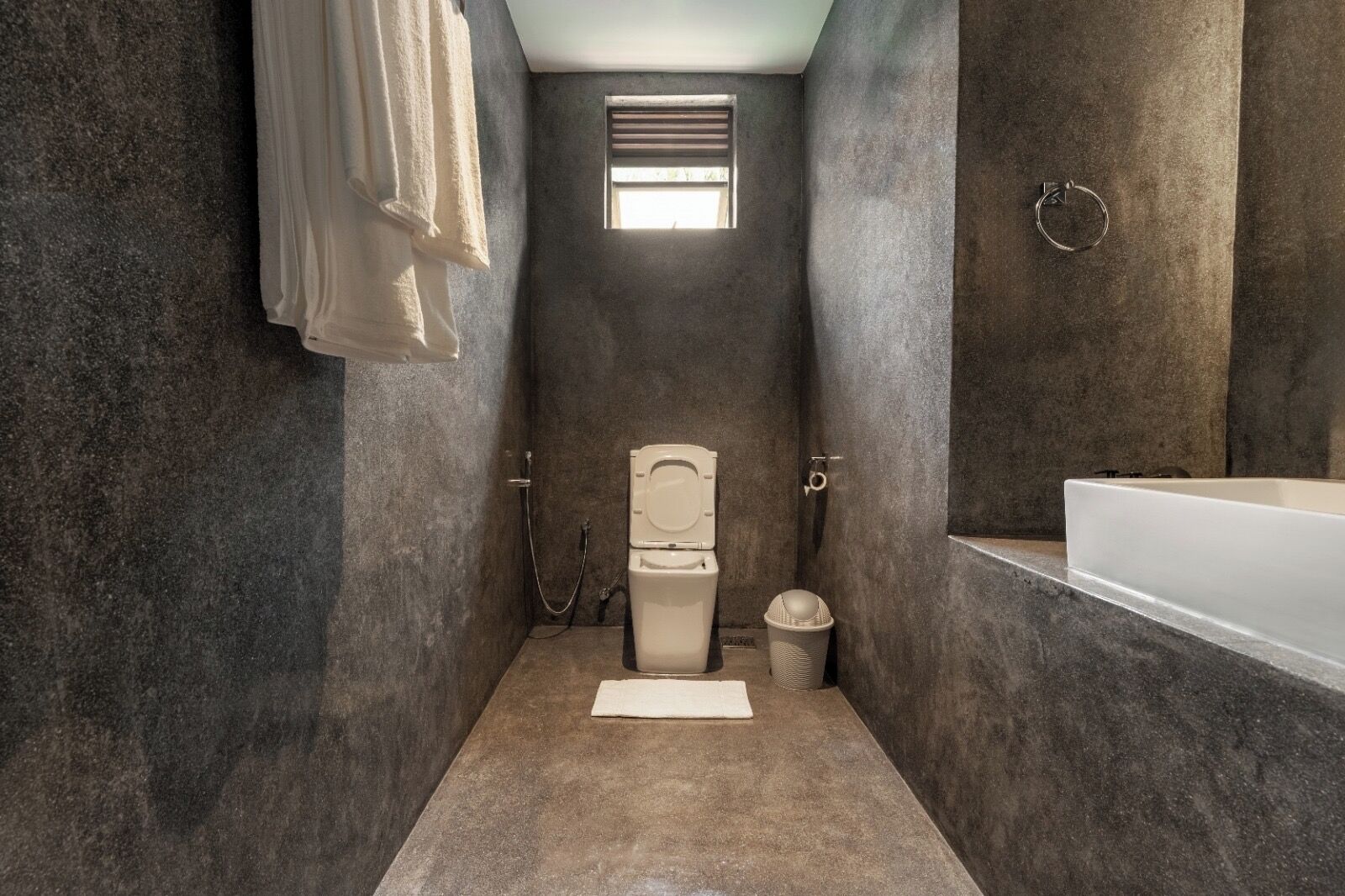 Douche, articles de toilette écologiques, sèche-cheveux, bidet