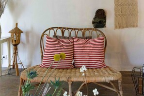 Classic Cottage, Patio, River View | Living area