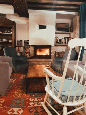 Classic Cottage, Patio, River View | Living area