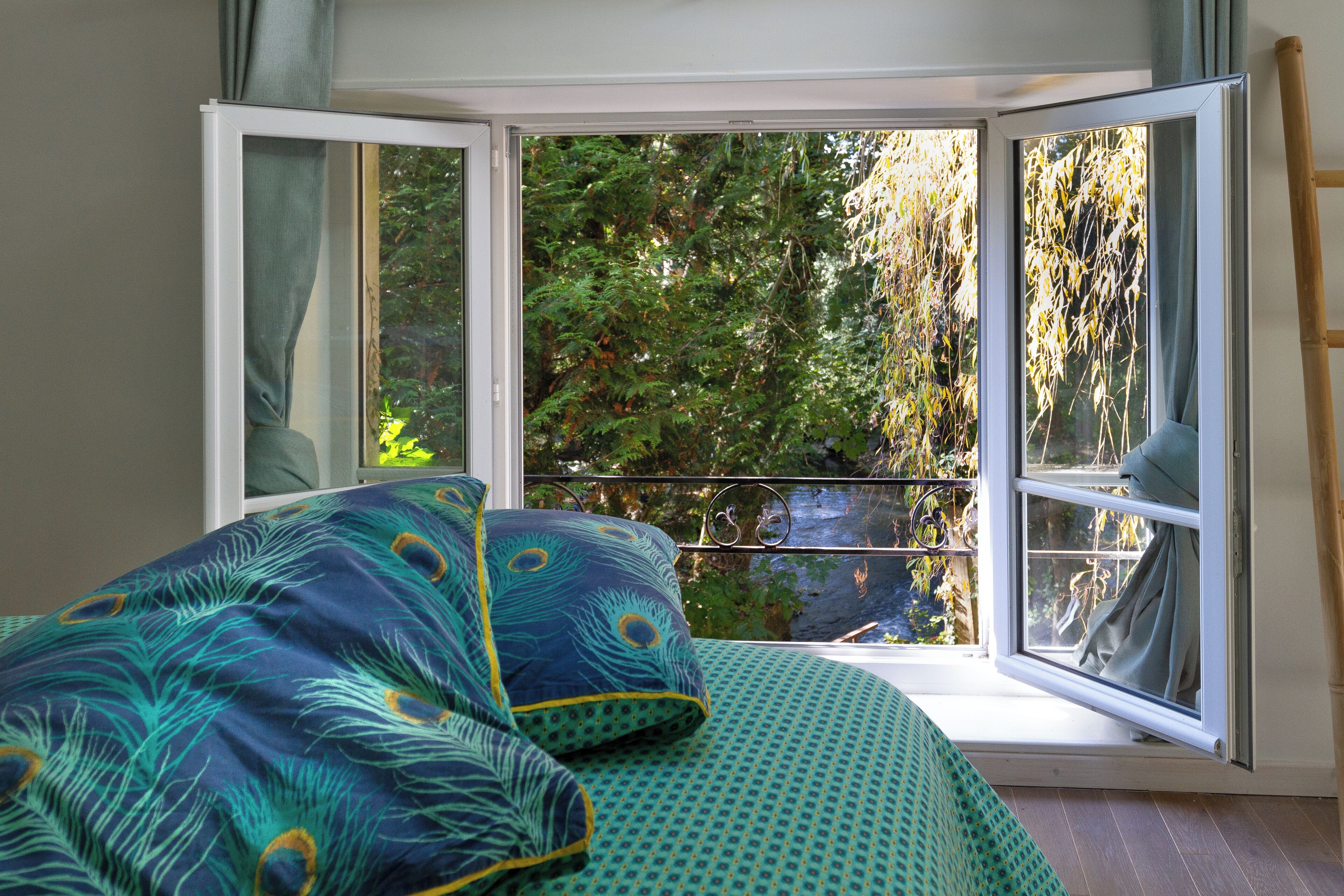 Casa rural clàssica, pati, vistes al riu | Bany