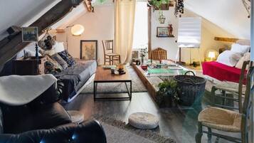 Classic Cottage, Patio, River View | Living area