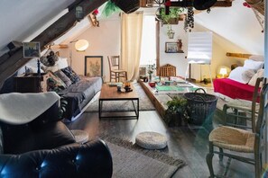 클래식 코티지, 파티오, 강 전망 | 거실 공간