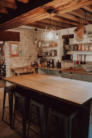 Classic Cottage, Patio, River View | Private kitchenette