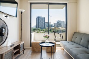 Televisión y oficina 