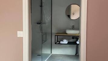 Chambre Standard Double ou avec lits jumeaux | Salle de bain | Sèche-cheveux