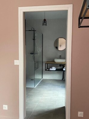 Standard Double or Twin Room | Bathroom