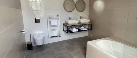 Deluxe Suite | Bathroom
