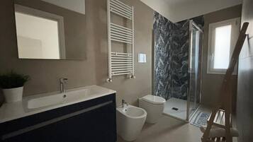 Doccia, asciugacapelli, asciugamani