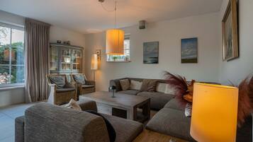 Een televisie en een kantoor