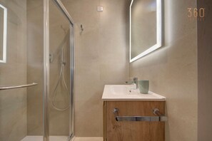 Hair dryer, towels - Central Comfort: Stylish 2BR Apt with Balconies! (Qormi)
