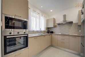 冷蔵庫、電子レンジ、オーブン、コンロ