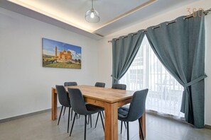 Dining - Central Comfort: Stylish 2BR Apt with Balconies! (Qormi)