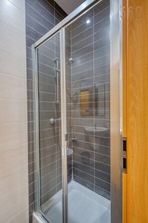 Articles de toilette gratuits, sèche-cheveux, serviettes fournies
