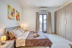 1 dormitori, planxa i posts de planxar, un bressol de viatge i wifi 