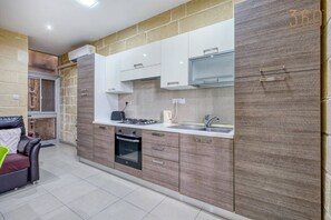 ثلاجة، فرن، موقد طهي مسطح، ماكينة لصنع القهوة/الشاي