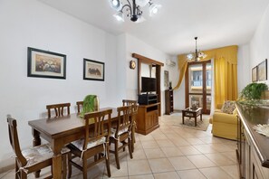 Dining - Apartment 'Tuveri' with Private Terrace and Air Conditioning (Oristano)