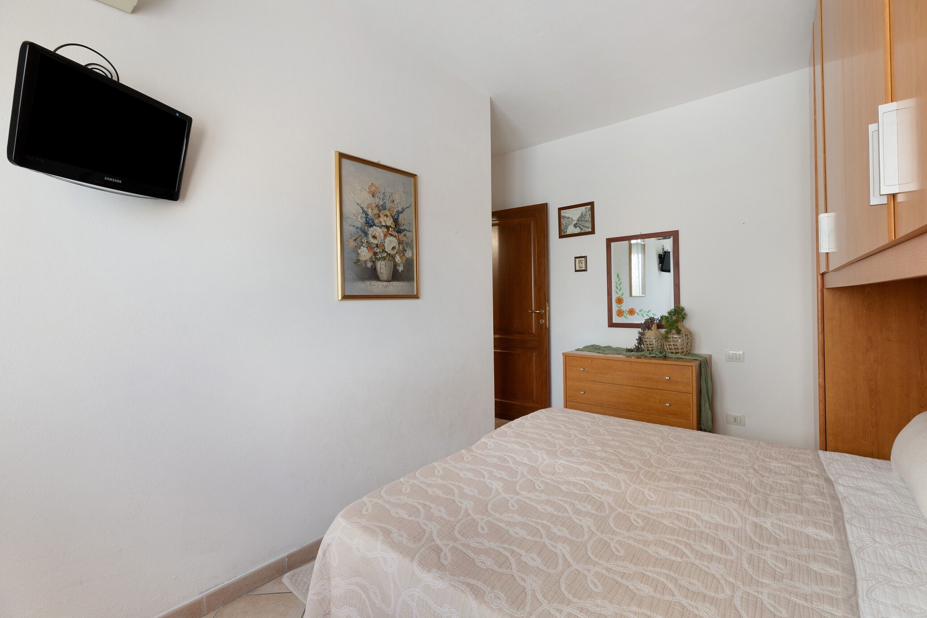 2 bedrooms, bed sheets