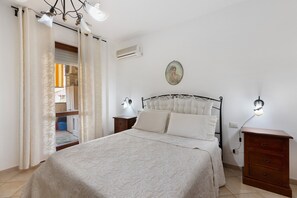 2 bedrooms, bed sheets - Apartment 'Tuveri' with Private Terrace and Air Conditioning (Oristano)