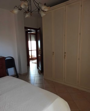 2 bedrooms, bed sheets - Apartment 'Tuveri' with Private Terrace and Air Conditioning (Oristano)