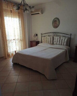 2 bedrooms, bed sheets - Apartment 'Tuveri' with Private Terrace and Air Conditioning (Oristano)