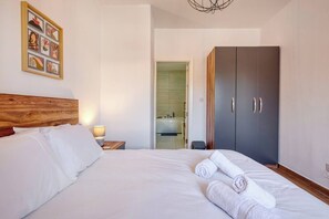 2 chambres, fer et planche à repasser, Wi-Fi, draps fournis