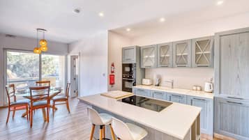 Réfrigérateur, micro-ondes, four, lave-vaisselle