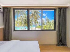 Habitación romántica con 2 camas individuales, vistas al mar | Espacio para trabajar con un portátil y cortinas opacas