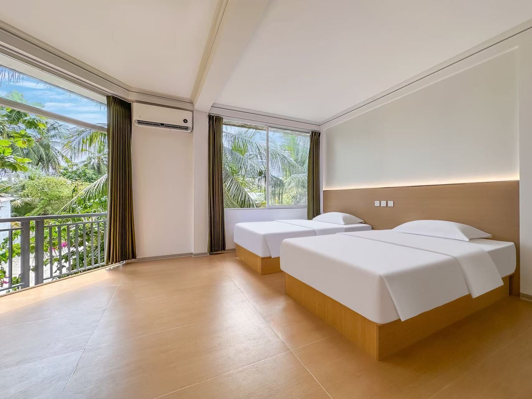 Tvåbäddsrum för familj - utsikt mot trädgården | Sängtillbehör av högsta kvalitet, individuell inredning och unika möbler