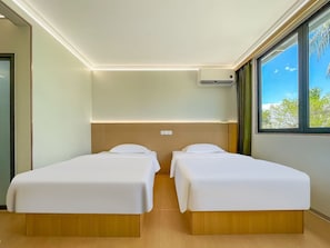 Habitación romántica con 2 camas individuales, vistas al mar | Espacio para trabajar con un portátil y cortinas opacas