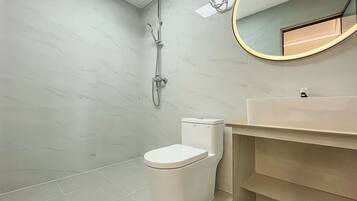 Romantic Twin Room, Ocean View | Bilik Mandi | Pancuran mandi, hulu semburan mandi hujan