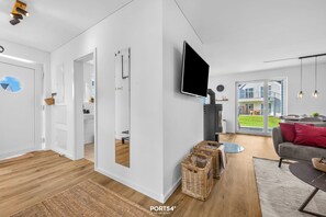 Fernseher, Kamin, Bücher