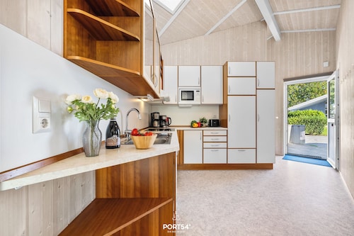 Hellig Hus on the beach - whirlpool, finn. Sauna, 2 showers, wood-burning stove, terrace