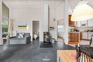 Travel cot, free WiFi, bed sheets