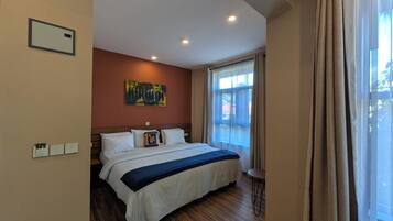 Deluxe Double Room | Premium bedding, Tempur-Pedic beds, soundproofing, WiFi (free)
