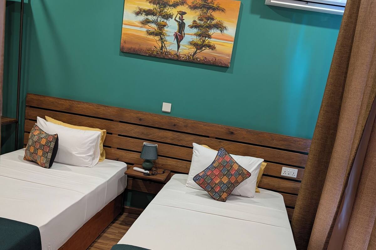 Quarto duplo conforto, vista para a piscina | Roupas de cama premium, camas Tempur-Pedic, Wi-Fi de cortesia