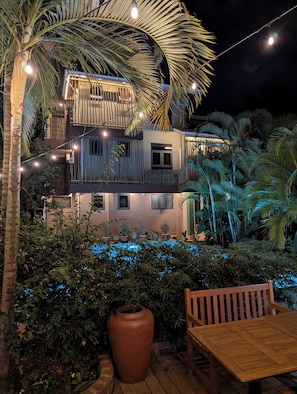 Fachada da propriedade à noite