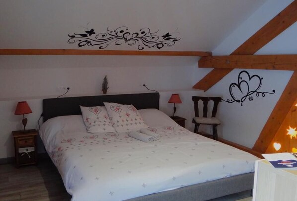 Habitación cuádruple, balcón, vista a la montaña | Wifi gratis